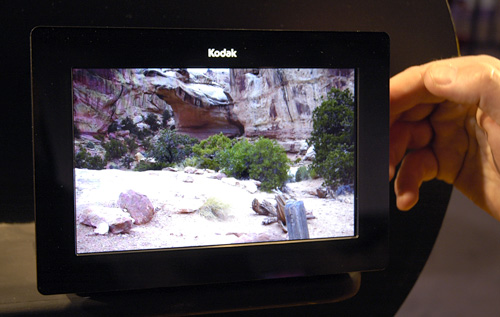 KODAK OLED Wireless Frame (Image property of OhGizmo!)