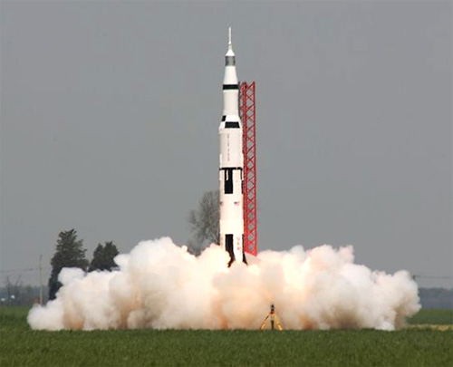 Steve Eves Saturn V Model Rocket (Images courtesy Gizmodo)