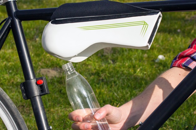 Fontus-Self-Filling-Bottle-Condenses-Air-into-Drinking-Water-1