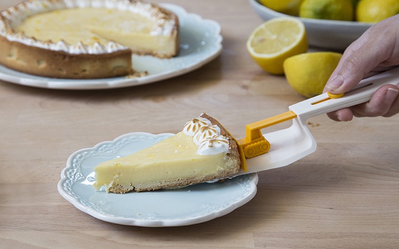 The CakeDozer Helps Get Your Slice Of Pie Off With Ease