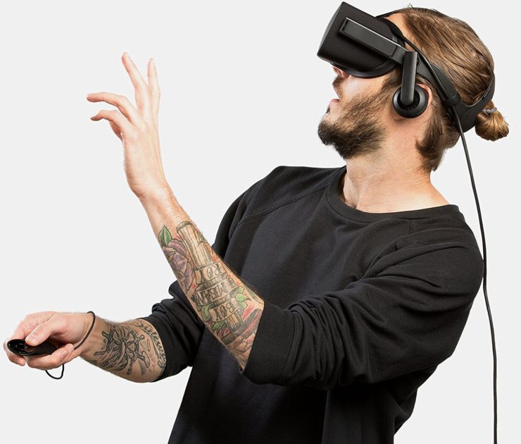 Tattooed guy with VR Glasses